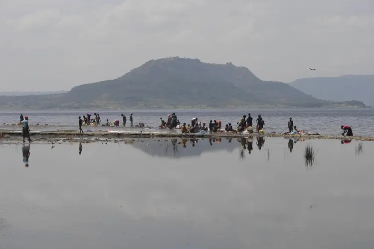  በመይ አፋፍ አባሳይዋ ደሴቴይ የሩሌይ ሰብቸ/በሀይቁ ዳር ሀይቁንና ደሴቱን የሚመለከቱ ሰዎች/Locals of the city bathing and washing their clothes along the shores of the lake.